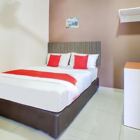 OYO 89985 Js Hotel Johor Bahru Buitenkant foto