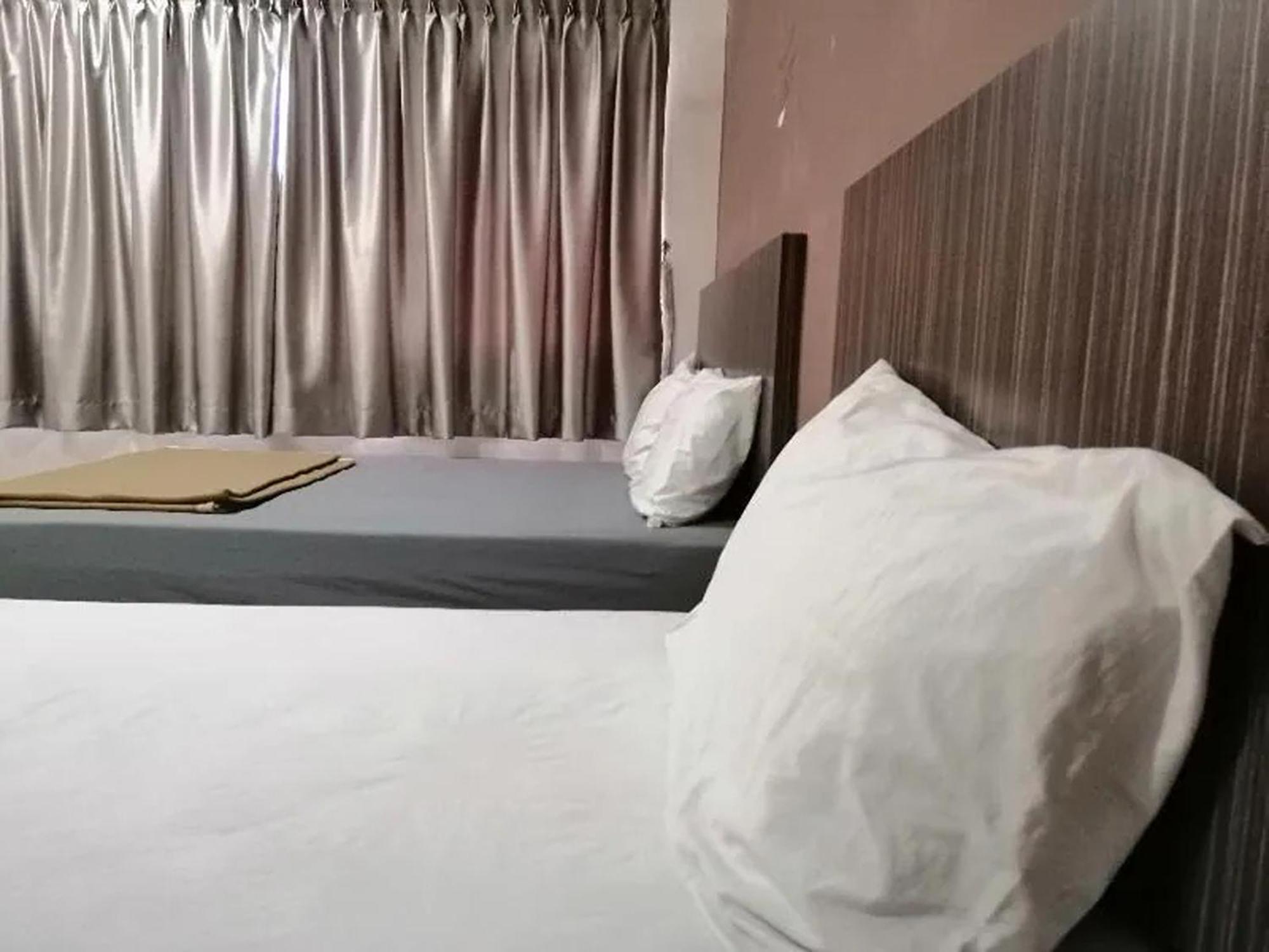 OYO 89985 Js Hotel Johor Bahru Buitenkant foto