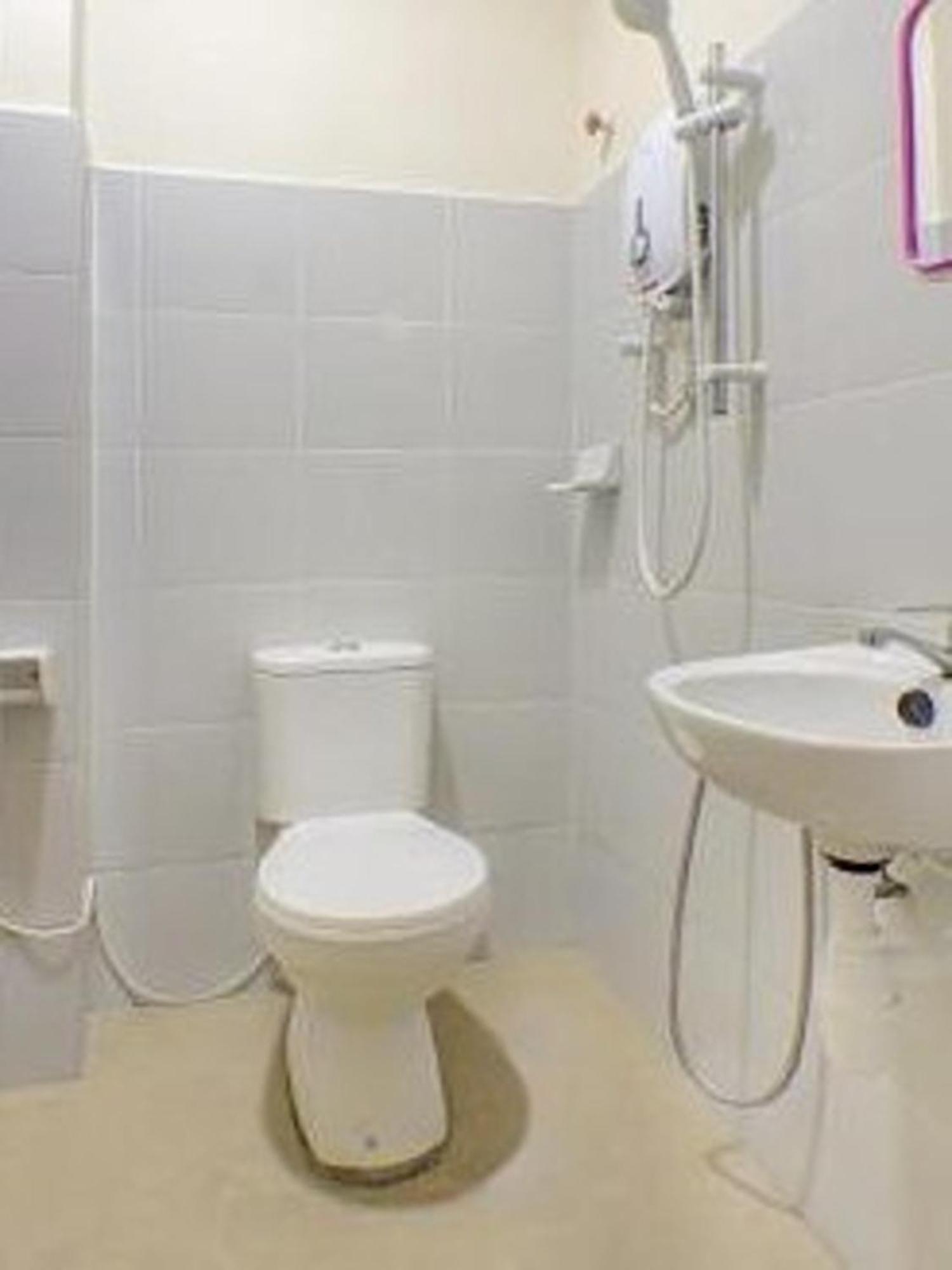 OYO 89985 Js Hotel Johor Bahru Buitenkant foto